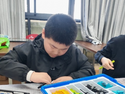 机器人：《恐龙》新家园公益科技课堂分享